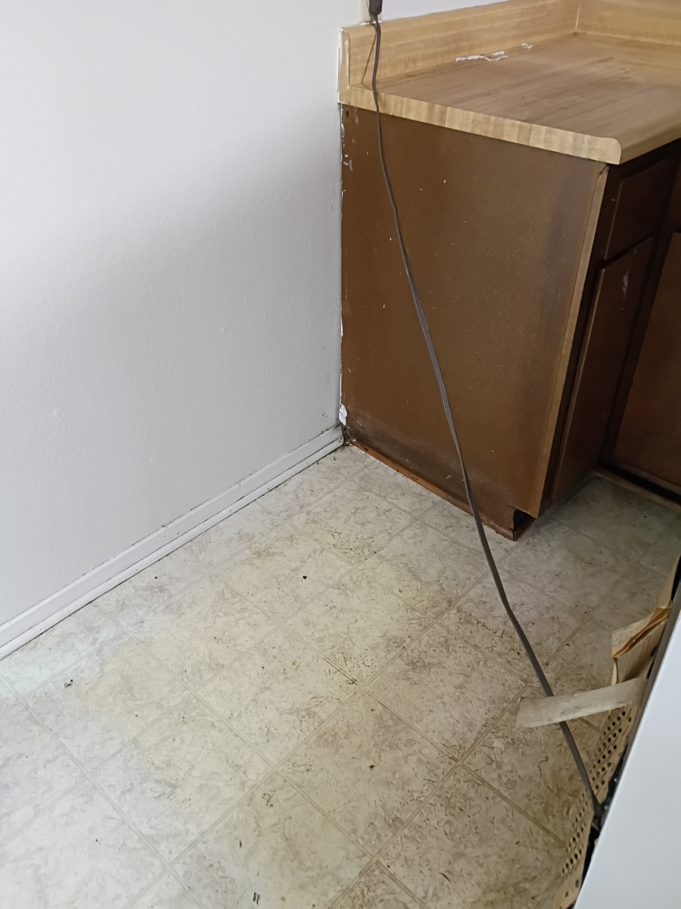 Kitchen floor & baseboards after cleaning by Nelly Cleaning Service