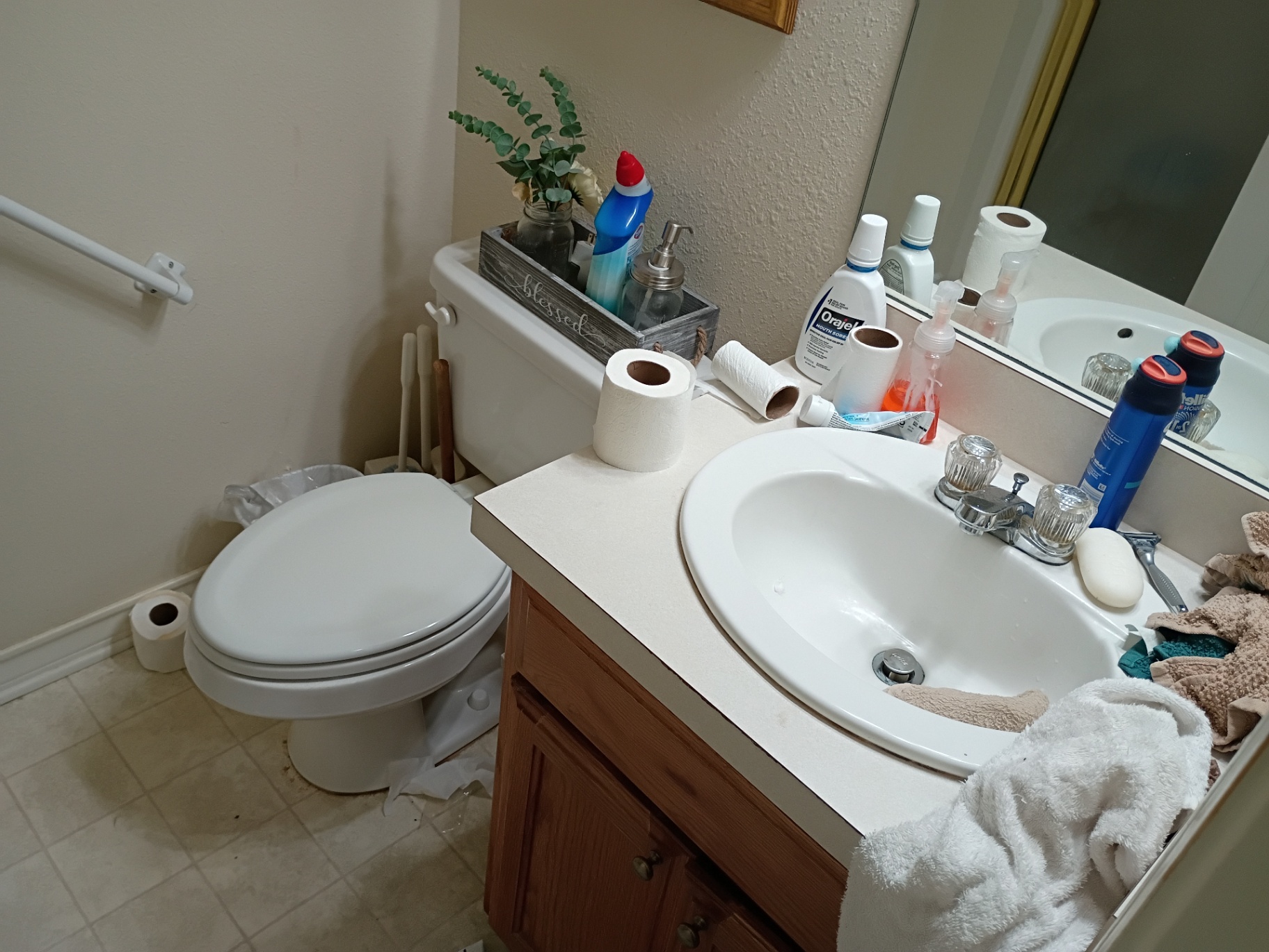 Bathroom before cleaning by Nelly Cleaning Service